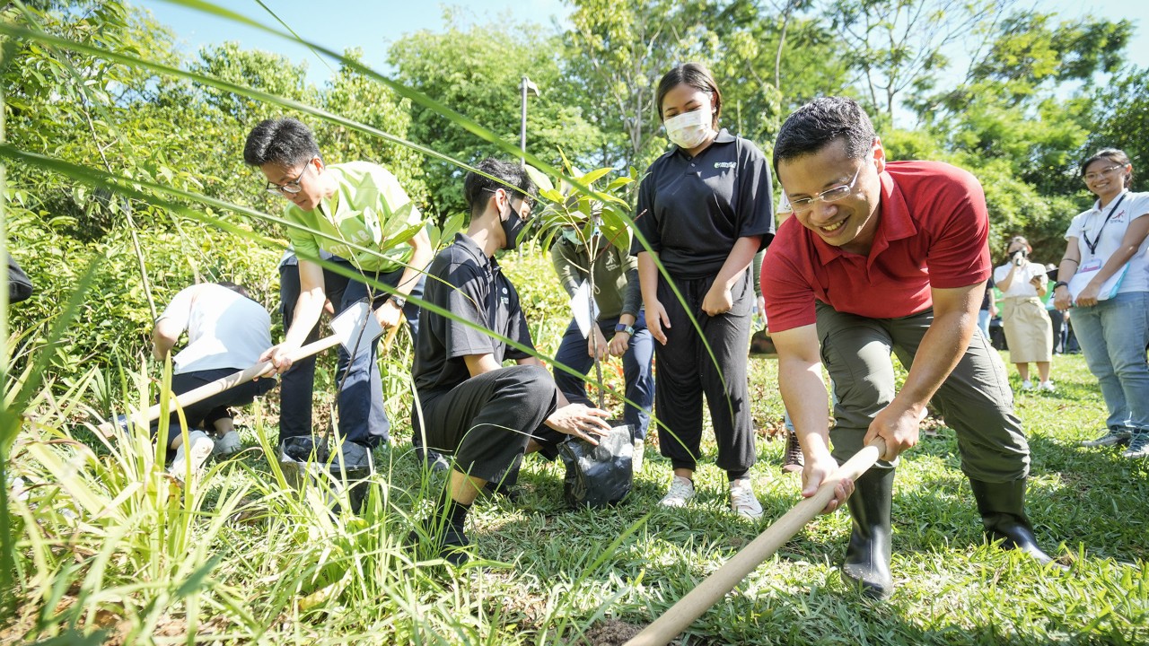  Minister for National Development Desmond Lee plants mangroves at Kingfisher Wetlands with students from Institute of Technical Education and Republic Polytechnic as part of the launch of Gardens by the Bay’s Wonderful Wetlands series.